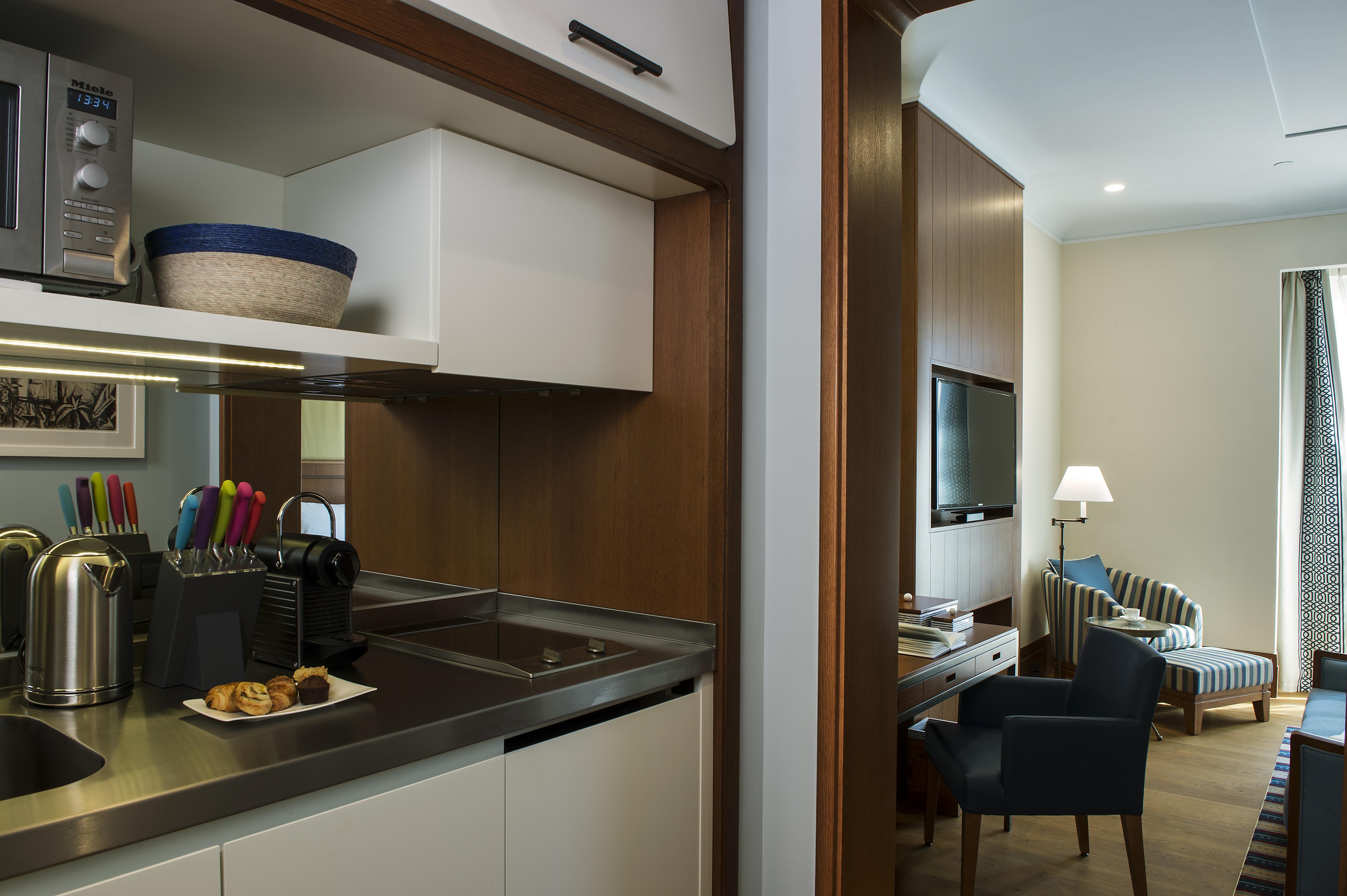波尔图黑山丽晶酒店 蒂瓦特 外观 照片 A kitchen in a hotel suite