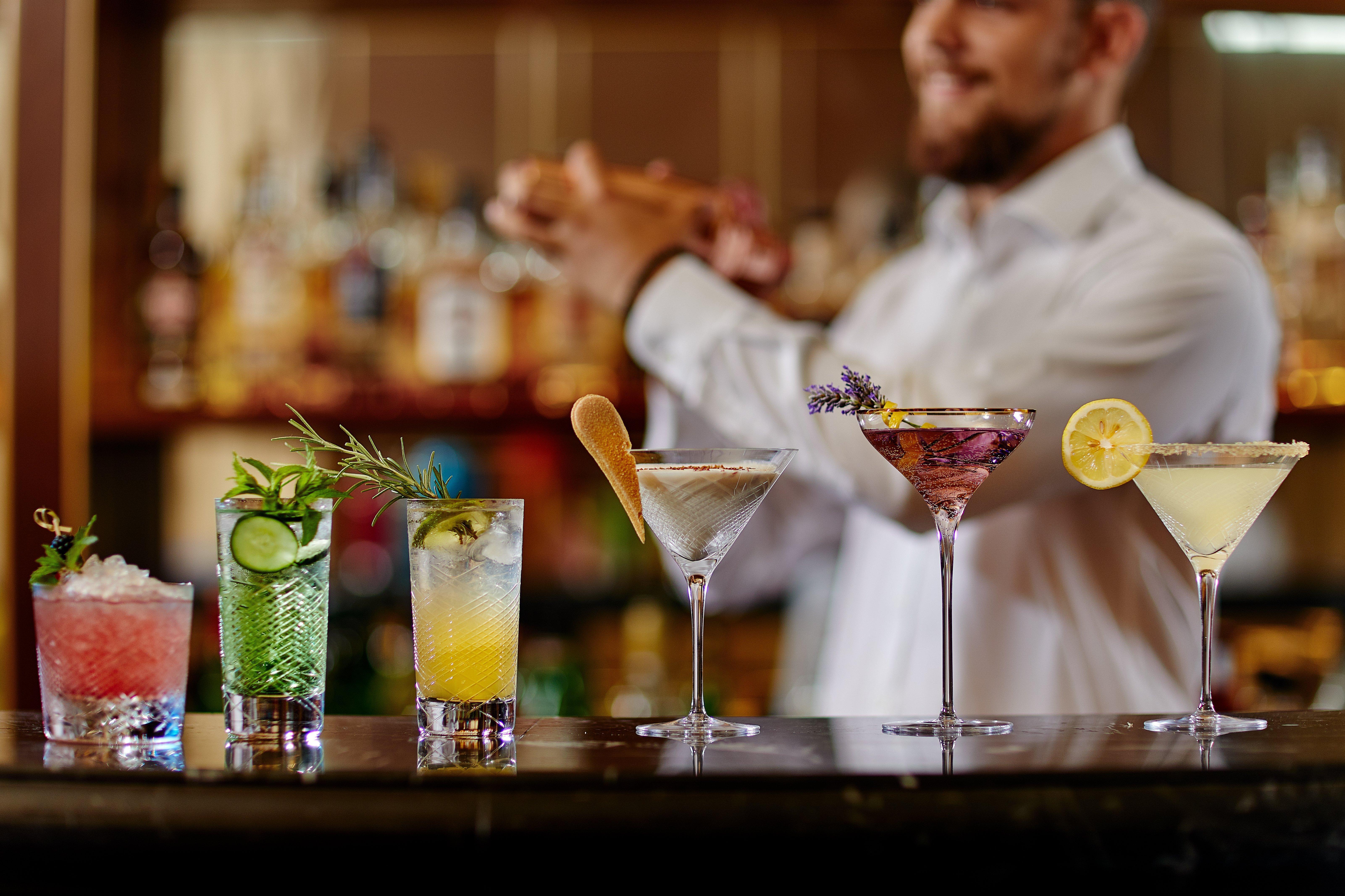 波尔图黑山丽晶酒店 蒂瓦特 外观 照片 A bartender at work