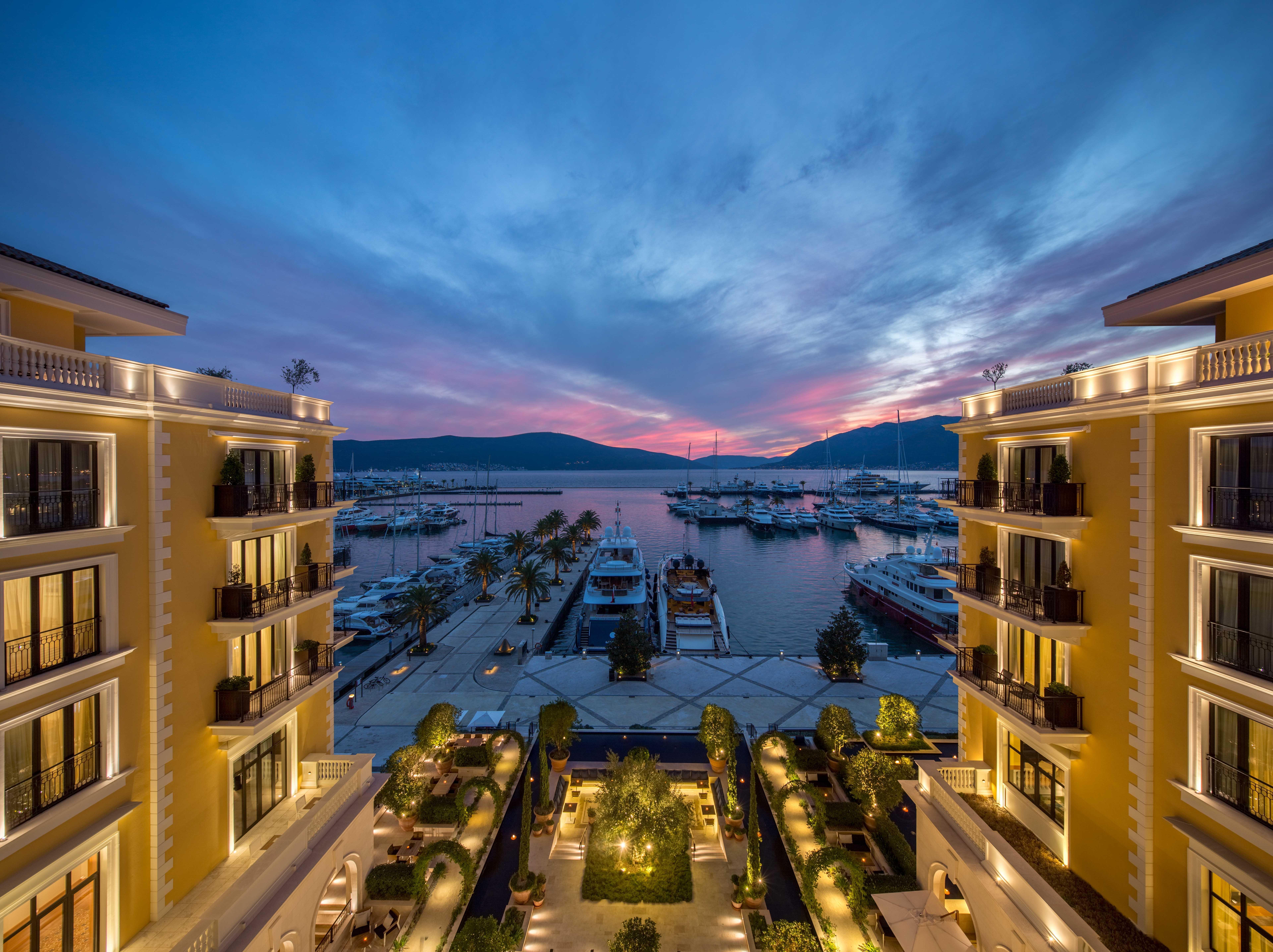 波尔图黑山丽晶酒店 蒂瓦特 外观 照片 View of the port of Porto Cervo