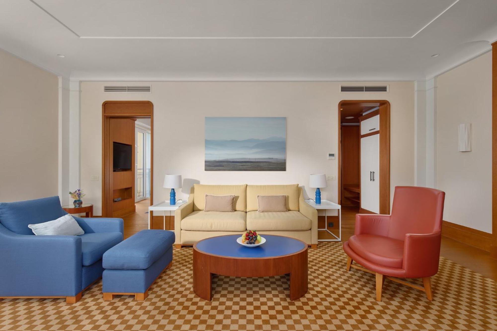 波尔图黑山丽晶酒店 蒂瓦特 外观 照片 A suite at the Hotel de Crillon