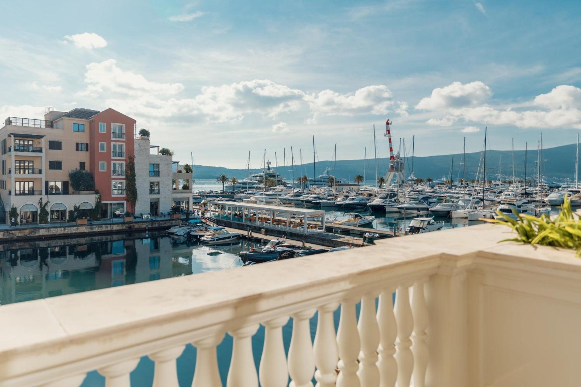 波尔图黑山丽晶酒店 蒂瓦特 外观 照片 View of the port of Porto Cervo