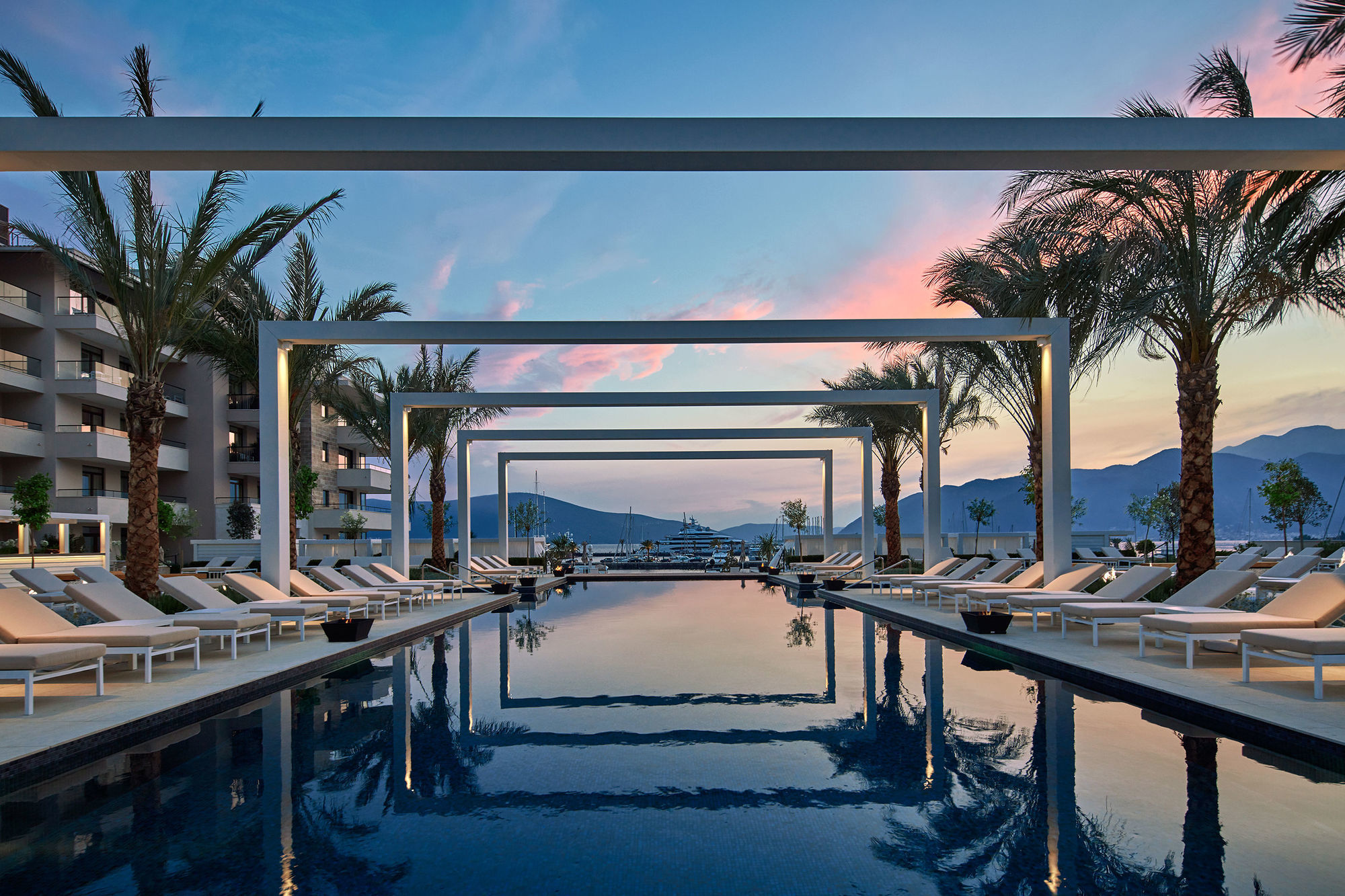 波尔图黑山丽晶酒店 蒂瓦特 外观 照片 The swimming pool at the hotel